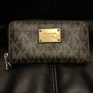 Michael Kors zippered wallet